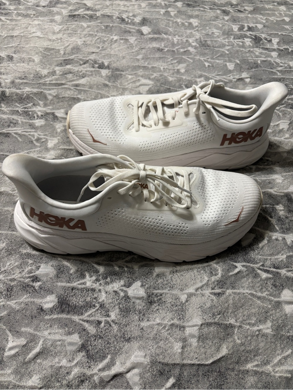 Hoka Arahi 7 White Sneakers with Rose-Gold Logo Accent size 10